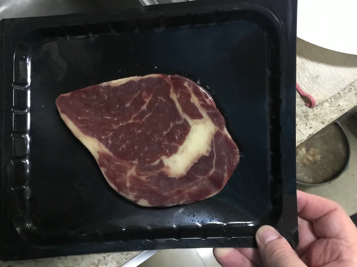 Here is my un-scientific of the NZ SFF Beef Rib Eye that I bought on Sunday. The packaging: Very standard for frozen beef Size: 150g is smaller than how most Rib Eye is sold in the supermarkets I shop at in Shanghai, it's usually 200g.Thread/ #NZbeef  #China