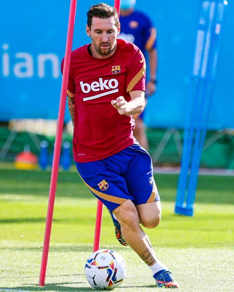 Ismael_39's tweet photo. Hoy, después de la tensa novela, Lionel Messi regresó a los entrenamientos del FC Barcelona. VOLVIÓ EL REY. https://t.co/NFNjbSzDjc