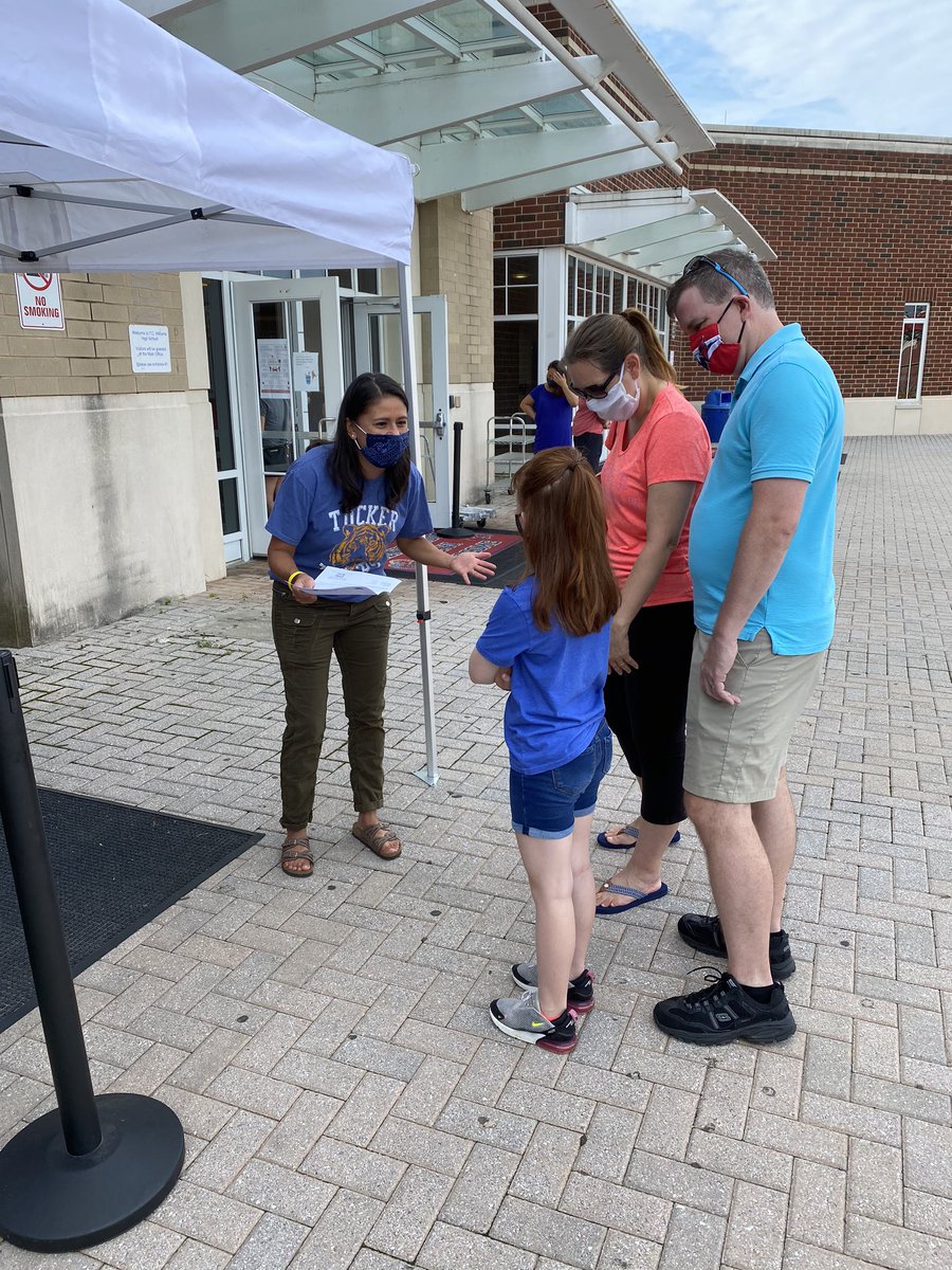 acpstech's tweet photo. In the last week, @acpsk12 handed over 5,000 devices to families. Visit the Family Helpdesk for hours of operation and other support. https://t.co/7SKm9toNQs #acpstechready #connectingourcommunity https://t.co/SyfG7hrAfs