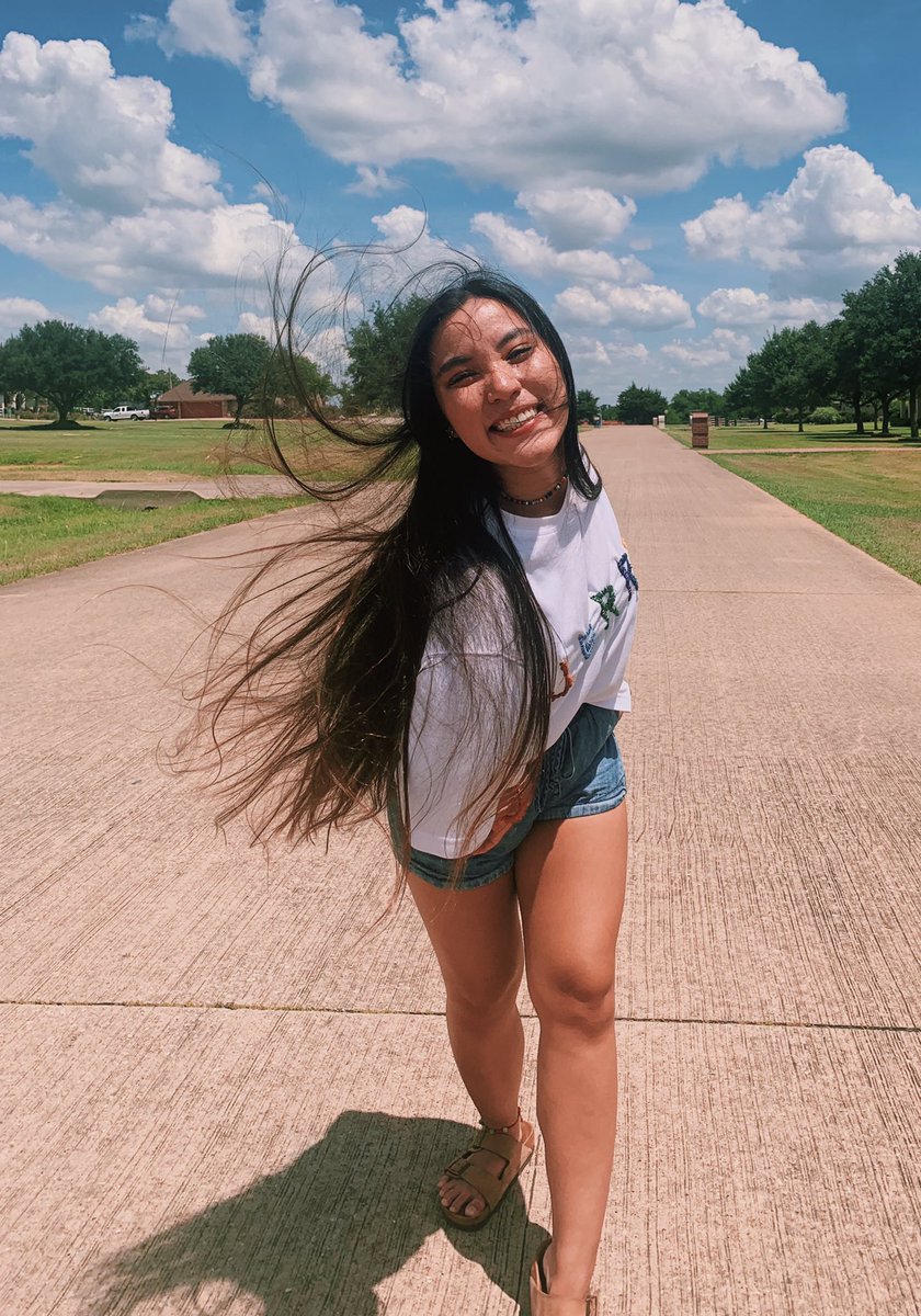 haleykutch's tweet photo. •UNT RoLL CaLL•
Name: Haley 
Major: Kinesiology 
I Loveeee Post Malone
I am in several clubs...SwimClub, PhysicalTherapy-Club &amp; EaglesThon
Zodiac: Aquarius ♒️ 
So far 2020 stinks but life is always an adventure 
insta: haleyykutch to be friends or here too https://t.co/gEeJ51wEjw