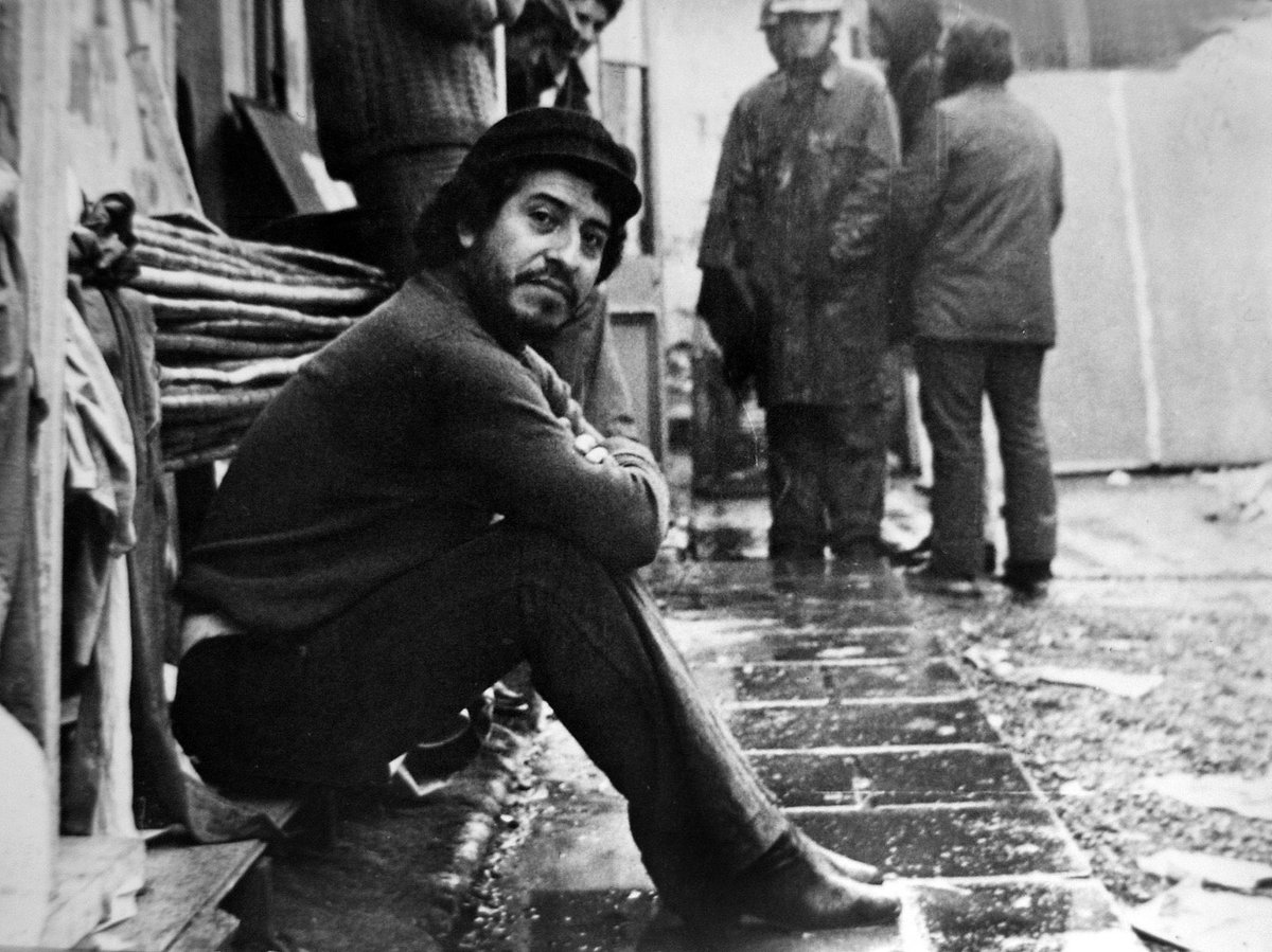 PCdeChile's tweet photo. Es vergüenza nacional el intento de la UDI de apropiarse de la figura y obra de Víctor Jara. No les bastó con su asesinato cobarde durante la dictadura; ahora se burlan y engañan. 

Mancillan su memoria. https://t.co/ZUE3Z0LL14