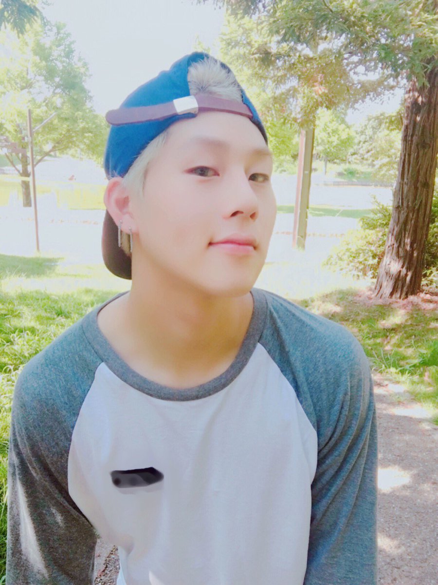 WEAREMlXTAPE's tweet photo. ‹ 𝐦𝐢𝐱𝐭𝐚𝐩𝐞_𝐩𝐥𝐚𝐲𝐥𝐢𝐬𝐭 ›  .⃗ 🎧 / now listening to: #ThePerfectUs ₊ #BadRoulvety.

[🐝]: También he estado con "Bad Boy" en la cabeza, ya he cansado a los demás miembros cantando y bailando el pedazo de bop que es, escúchenla for a clear skin. 🙏🏼 https://t.co/A0LSltuhbm