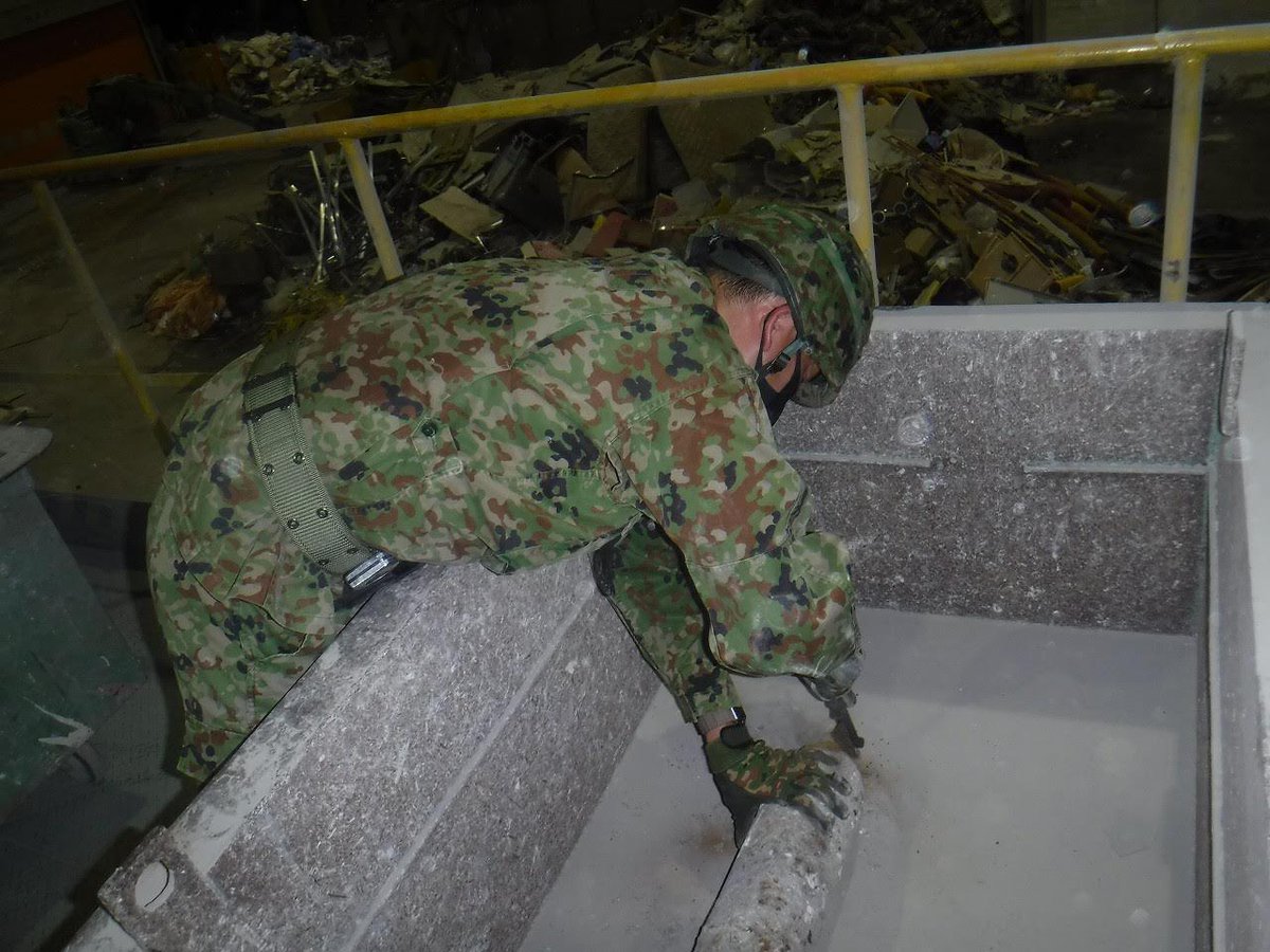 陸上自衛隊 桂駐屯地 桂駐屯地の第103不発弾処理隊は 9月5日大阪府和泉市内で発見された不発弾に対し緊急出動し 無事に回収いたしました 陸上自衛隊 桂駐屯地 桂駐屯地の第103不発弾処理隊は 9月5日大阪府和泉市内で発見された不発弾に対し緊急出動し 無事に回収いたしました