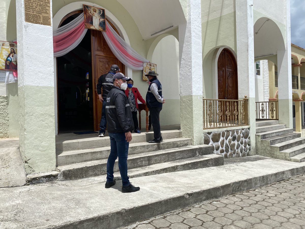 Se  realiza el operativo de control y distanciamiento en la iglesia central de la parroquia Chumblin, para evitar la aglomeración de los fieles católicos en su segundo día de la misa de eucaristía.
