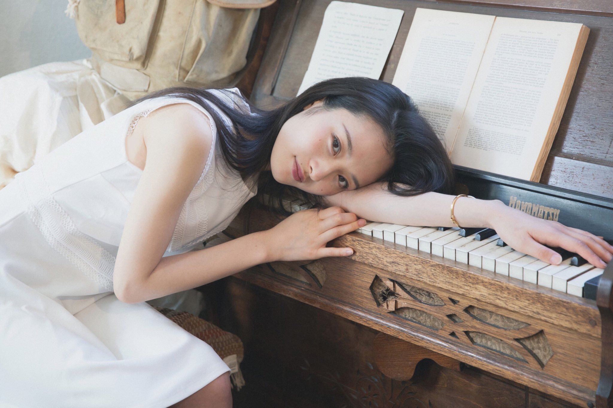 神谷 明采 おはようございます 今日は昨日とはうってかわって 幼さの残る白ワンピースの写真です