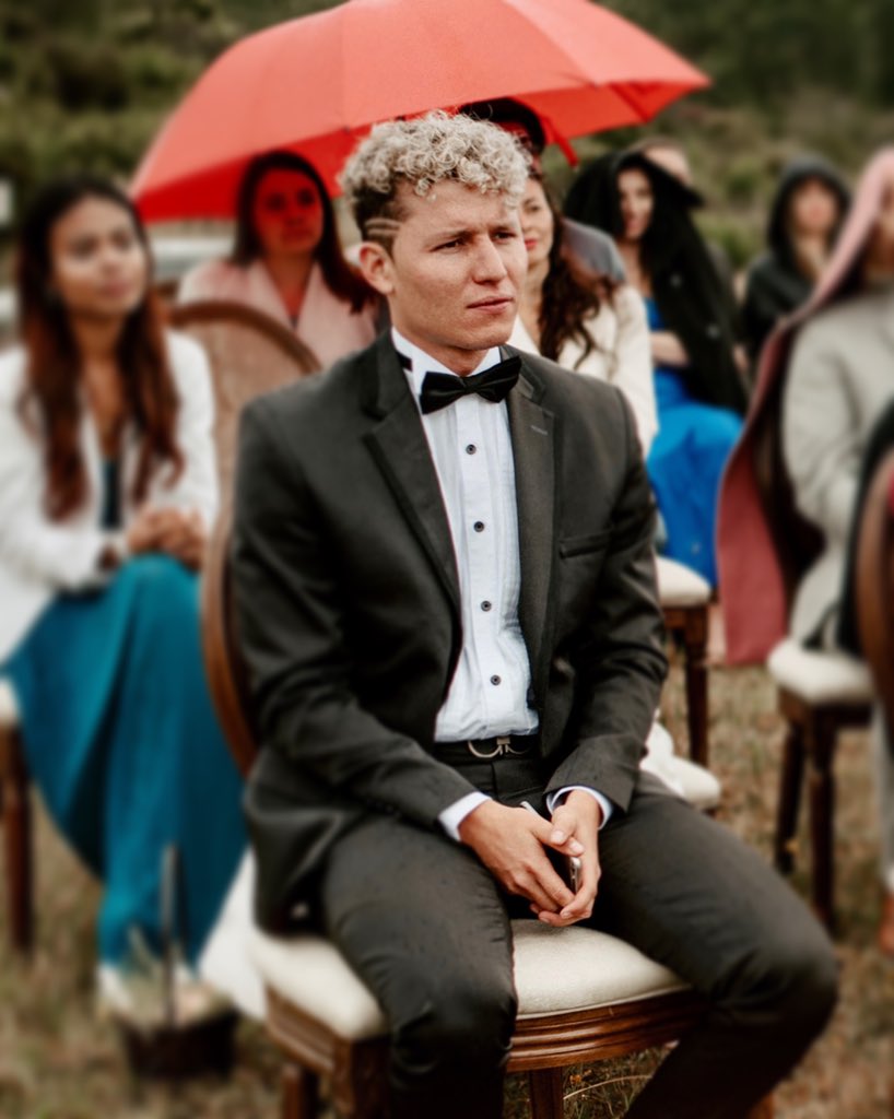 soyluisk's tweet photo. Esto fue en la boda de mi hermana ¿Que estaría pensando? 🤔😅
los leo, háganme reír 🧐 https://t.co/sW7Elbwf9p