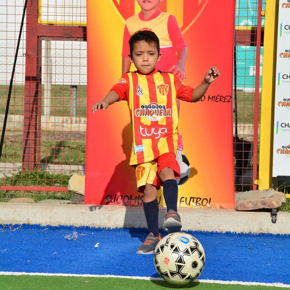 sarmientochaco's tweet photo. ▪️Hoy se conmemora el “Día de la Concientización de la Distrofia Muscular de Duchenne (DMD)”, y en esta fecha tan especial, saludamos a nuestro guerrero Mateo Miérez, jugador de nuestra escuelita de fútbol que tiene esta enfermedad.
¡¡¡FUERZA MATEO!!! 💪❤️💛 https://t.co/WDmYpJSYlp