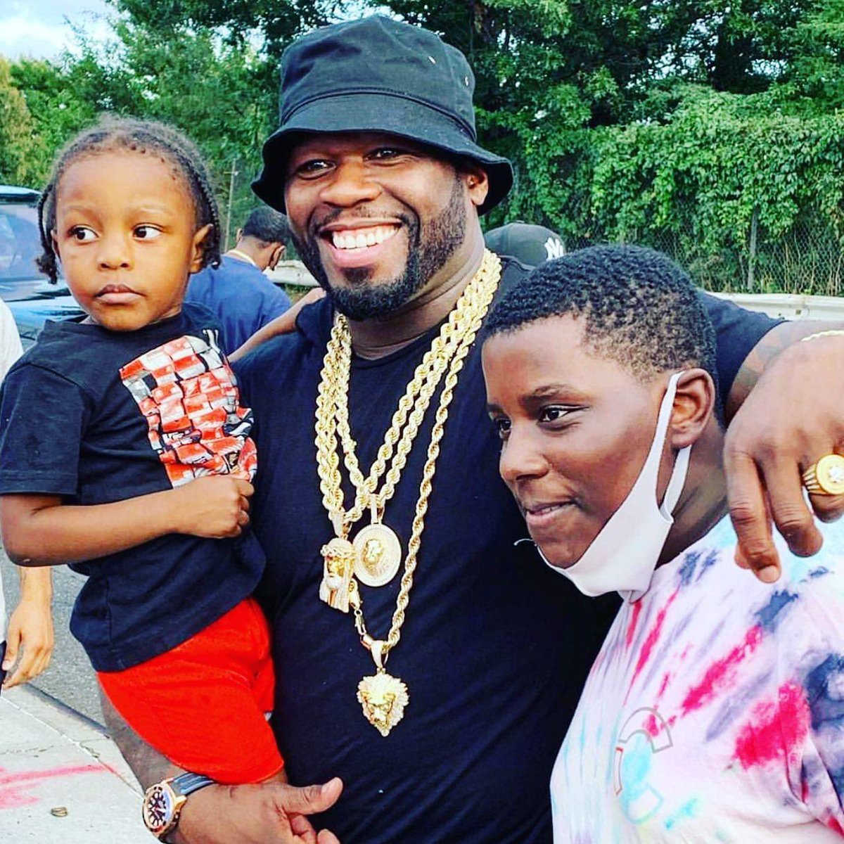 50cent's tweet photo. I didn’t tell nobody I was coming, everybody in the hood knew in 10 minutes.🤷🏽‍♂️ so I had to take pictures or they would have said all kinda shit after I left. LOL #STARZPLAY #bransoncognac #lecheminduroi https://t.co/CbdgbNwQWL