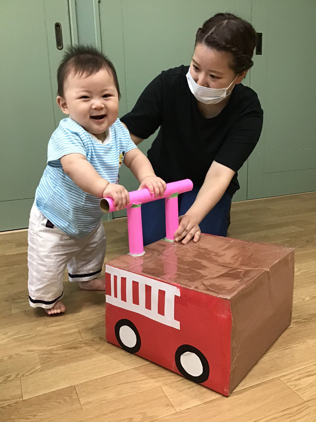 公式 コスモスグループ バランスをとる力が増して つかまり立ちから伝い歩きが始まる頃 遊びながら体を動かせる箱車は 子ども達に人気の手作り玩具です 今日もお気に入りの愛車で さぁ しゅっぱつ 0歳 1歳 2歳 3歳 4歳 5歳 乳児 幼児 公式 コスモスグループ バランスをとる力が増して つかまり立ちから伝い歩きが始まる頃 遊びながら体を動かせる箱車は 子ども達に人気の手作り玩具です 今日もお気に入りの愛車で さぁ しゅっぱつ 0歳 1歳 2歳 3歳 4歳 5歳 乳児 幼児