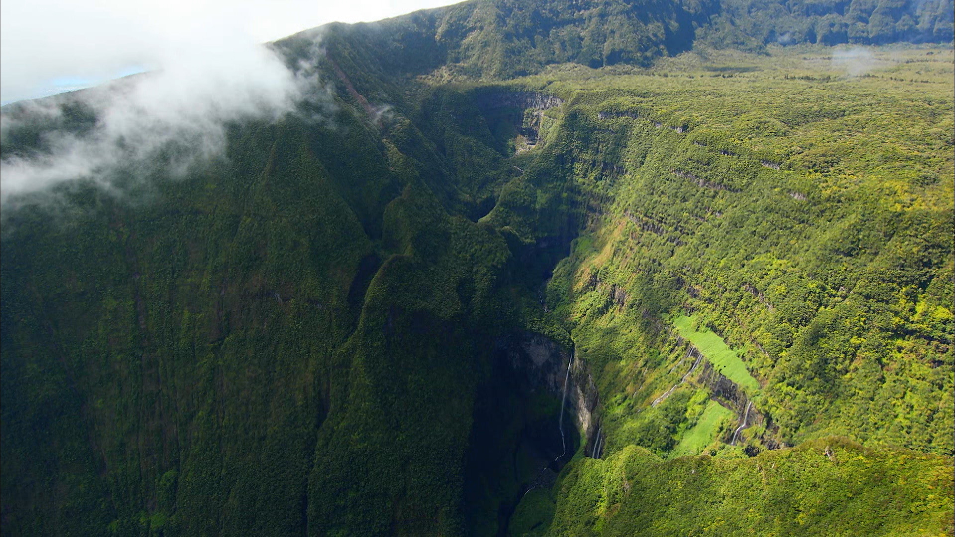 世界遺産 13日は レユニオン島の火山峰 この島には 2つの巨大な火山があります 噴火をつづけるフルネーズ山と 噴火が止まり2万年たったネージュ山 それが独特の景観を生みました 世界遺産 13日は レユニオン島の火山峰 この島には 2つの巨大な火山があります 噴火をつづけるフルネーズ山と 噴火が止まり2万年たったネージュ山 それが独特の景観を生みました