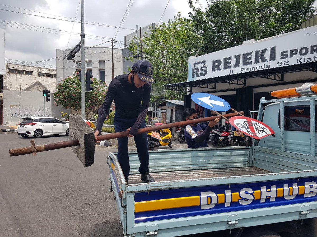 dishubklaten's tweet photo. Rabu, 2 September 2020

Giat Pengambilan Rambu yang rusak di Simpang Empat Matahari untuk diperbaiki.

#DishubKlaten
#giatperbaikanrambu
#simpangempat
#mrll
#KlatenBersinar https://t.co/06PzpcqR6l
