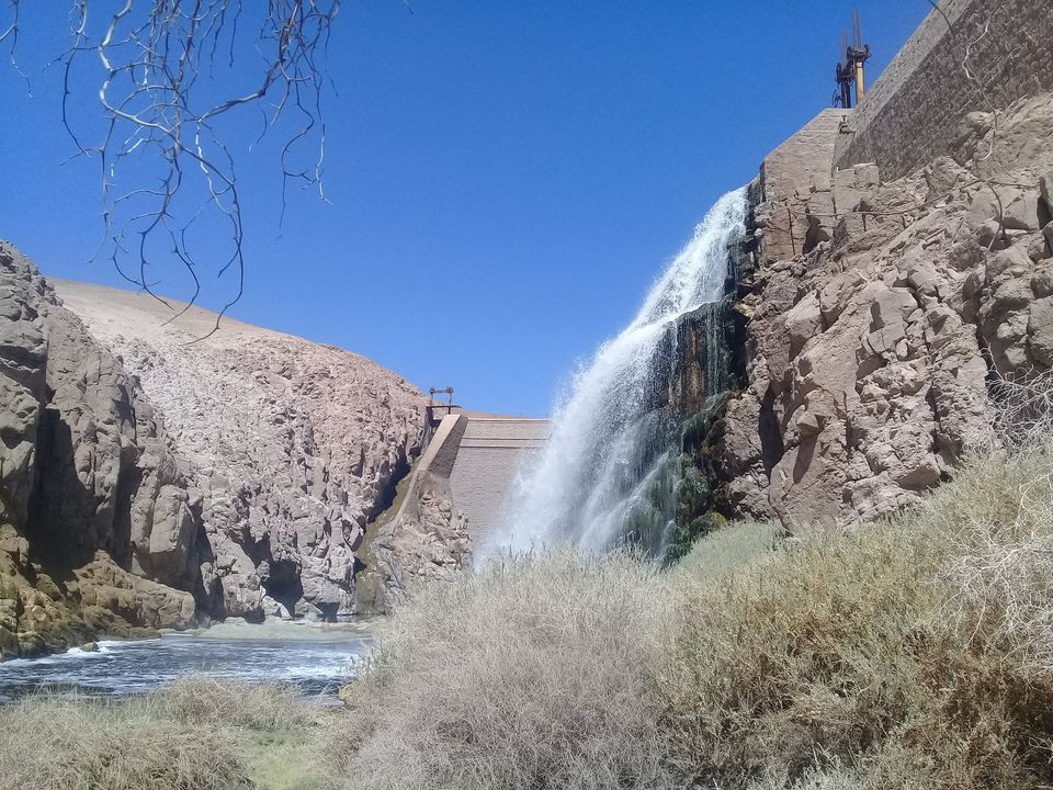 Artenorte's tweet photo. El Tranque Sloman es una antigua represa hidroeléctrica localizada en el cauce del río Loa, en la comuna de María Elena, Chile, a 186 km al norte de #Antofagasta.
Fue construida por el empresario alemán Henry #Sloman. https://t.co/AnH1X1XlYT