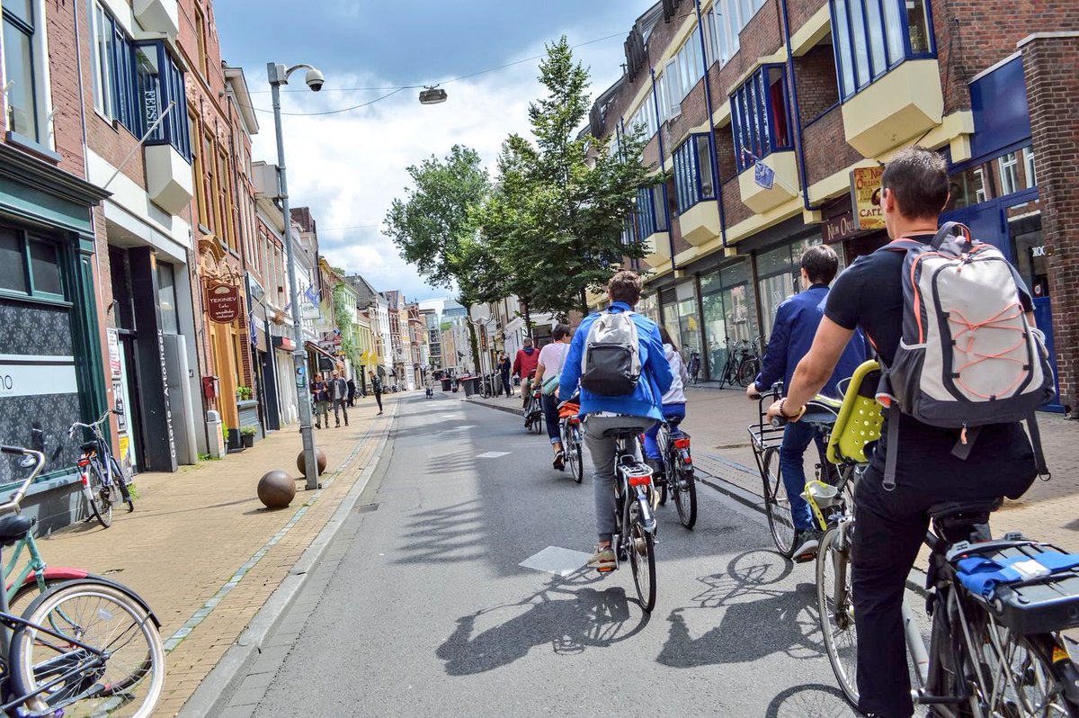 BrentToderian's tweet photo. “The #Dutch design manual classifies roads depending on the speed of the cars traveling in them. If there’s any major difference in speed [between cars &amp; bikes], then full separation is required. Anything where cars are traveling faster than 30 kph.” https://t.co/CnpJA9q5b4 https://t.co/knIHUNULKW