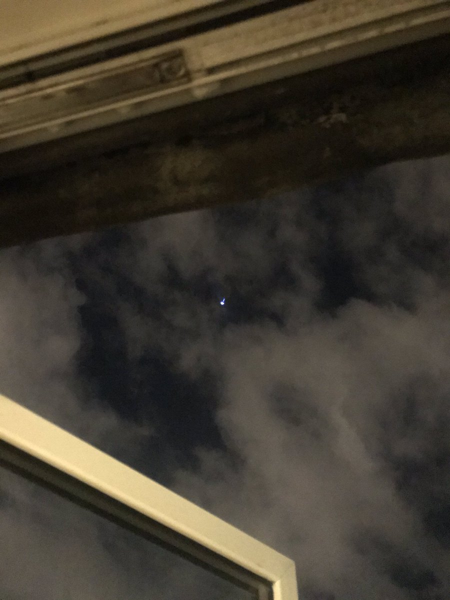 DalineBirdy's tweet photo. Strange object in the sky, London. What is it!? https://t.co/ypX9IQftqE