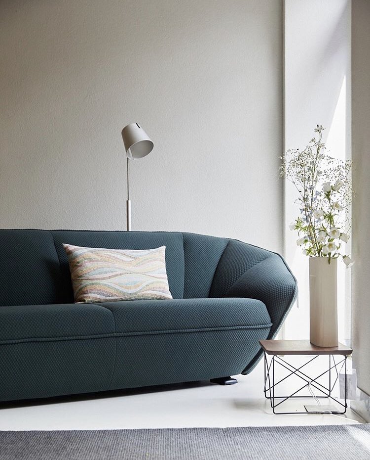 designopruimen's tweet image. Deze Pode 3-zits bank Colla van Leolux kost normaal gezien € 3.795,- maar we bieden deze comfortabele bank nu aan als showroommodel voor € 1.950,-
Uitvoering in stretch stof van Kvadrat Mosaic-2 kleur 972
Afmetingen B 224 x D 91 x H 75 x ZitH 41cm #leolux #badhoevedorp