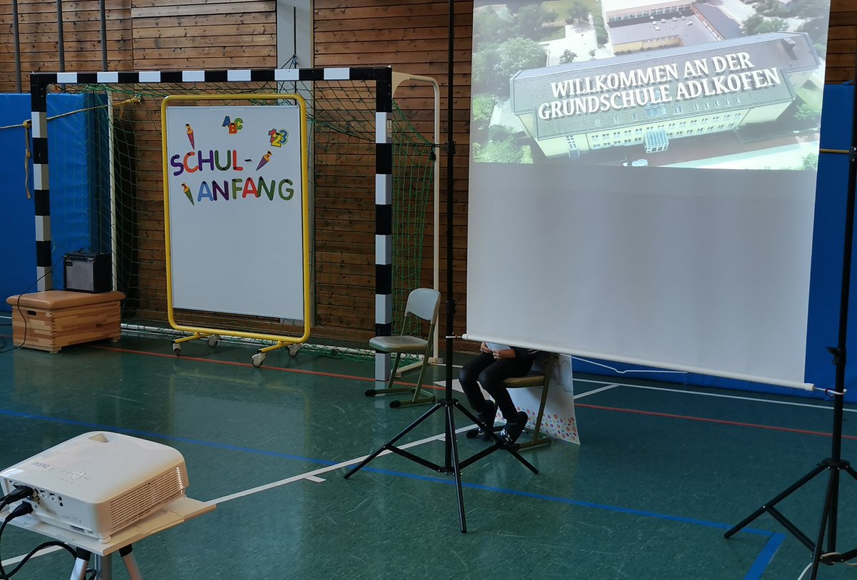 PfITs_de's tweet photo. #Schulanfang in #Bayern
Wir unterstützen die Grundschule #Adlkofen mit Technik und Personal.
Einen guten #Schulstart2020 an alle!

#Professionals for #it #solutions https://t.co/BJCOaECulH