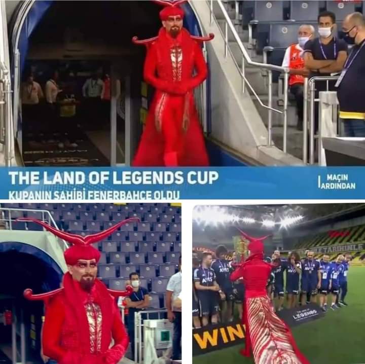 Şeytan kostümün arkasındaki desen Tavuskuşu tüyünü hatırlatıyor.
TAVUSKUŞU Zerdüştlüğün sembolü.
Zerdüştlük Ateşperestlik 'tir.
ŞEYTAN &amp;ATEŞ Muhteşem ikili.
Fenerbahçe'de ne işi var sembolizmin ?
SATANİZM , Türkiye'de ZERDÜŞTLÜK üzerinden yapılanıyor. 
Şeytana tapın kurtulun.