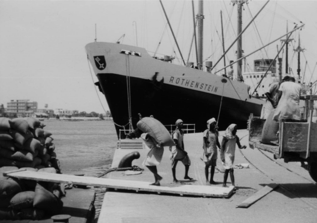 Second: overlay protocols. Does the scene below look familiar to you? Me neither.This is how the shipping industry used to work: dockworkers breaking their backs to move one sack at a time.4/25