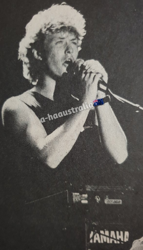 Here is another rare photo for you...this one of Magne was taken in Melbourne Australia June 1986
📸 GLEN CHOY

#aha #magnefuruholmen #80s  #concertphotography #australia #huntinghighandlowlive #Melbourne