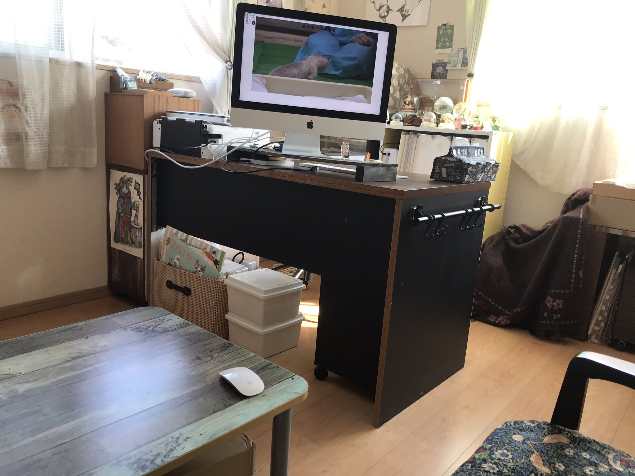 モーリ A 机の向きを変えて社長室的配置にしました Pcの向きを変えればソファからも見られます 行き場のない荷物が机の下にあるので これが見えないように目隠しが欲しいところ 薄型の本棚でも作ろうかな 配線も隠したいな T Co H8usw5qjkf