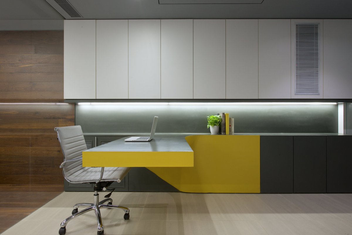 ArchitectsDig's tweet photo. In this 800-sq-ft office, we decided to place the reception table at the centre of the spatial narrative. It was articulated as a sweeping, double-curved surface to break the linearity of the space.
#DIGDesignStudio #DIGArchitects #OfficeDesign #DesignSolutions https://t.co/WcxW48mQmk