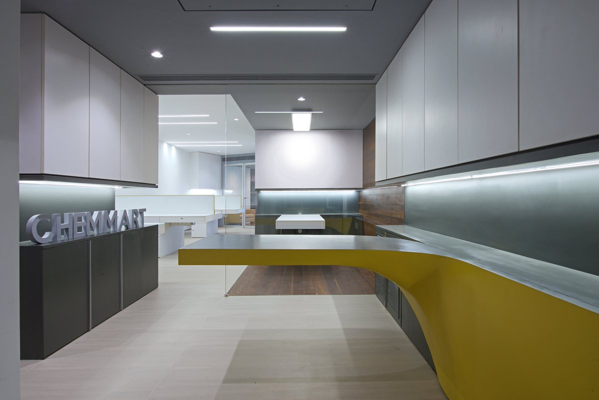 ArchitectsDig's tweet photo. In this 800-sq-ft office, we decided to place the reception table at the centre of the spatial narrative. It was articulated as a sweeping, double-curved surface to break the linearity of the space.
#DIGDesignStudio #DIGArchitects #OfficeDesign #DesignSolutions https://t.co/WcxW48mQmk