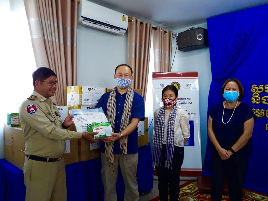 AusEmbPP's tweet photo. Pleased to hand over personal protective equipment to border officials in #Poipet this morning. Together with @IOMCambodia we are training officials &amp; Cambodian returnees from 🇹🇭 about #COVID19 mitigation @AusAmbBKK https://t.co/NLcGgzEYLO