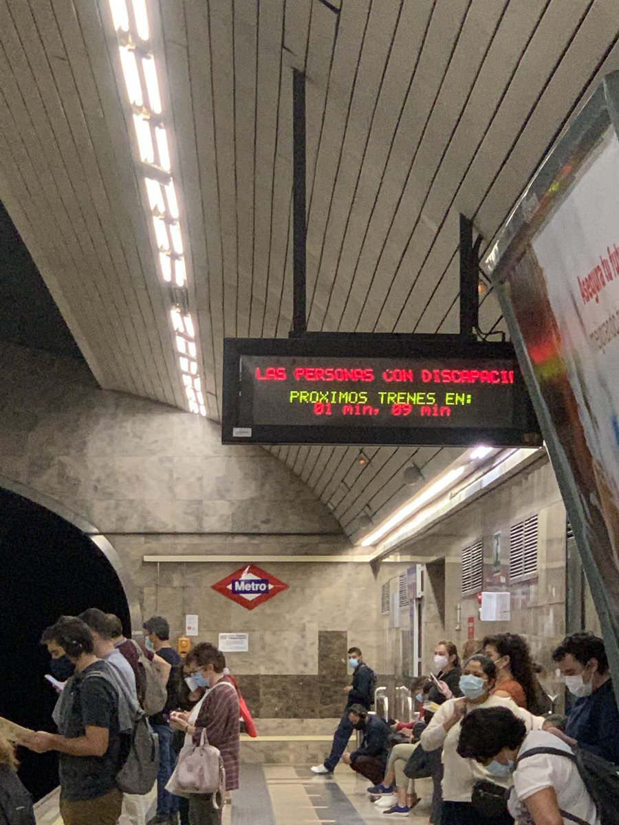 YuguiRR's tweet photo. ¿De verdad @metro_madrid que vamos a tener metros con tan poca frecuencia en hora punta? No se puede respetar la distancia de seguridad, el metro va lleno https://t.co/Q1vzKw50G4