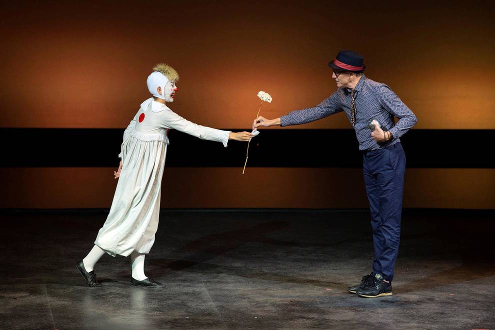 Los creadores granadinos Joaquín Casanova y Elisa Ramos de <a href="/LAMAQUINE/">LA MAQUINÉ</a> dieron anoche una lección de elegancia, agilidad e inteligencia en la dirección de la gala de los <a href="/PremiosMax/">Premios Max</a> en <a href="/la2_tve/">La 2</a>. Enhorabuena y gracias! #23PremiosMax #Málaga