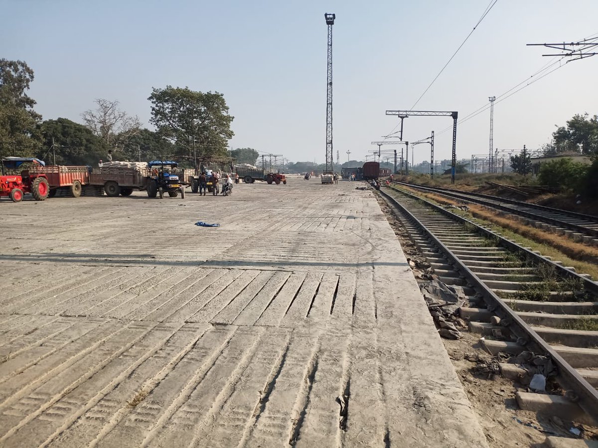 drm_mb's tweet photo. माल यातायात को बढ़ावा देने के उद्देश्य से रेलवे द्वारा माल गोदामों में अवसंरचनात्मक विकास पर जोर दिया जा रहा है, इसी क्रम में मुरादाबाद मालगोदाम में माल की सुगम आवाजाही हेतु रेलवे लाइनों के यूज्ड स्लीपरो से प्लेटफॉर्म बनाया गया है जो कि परंपरिक प्लेटफार्म की अपेक्षा अधिक मजबूत है https://t.co/8kEa61OWff