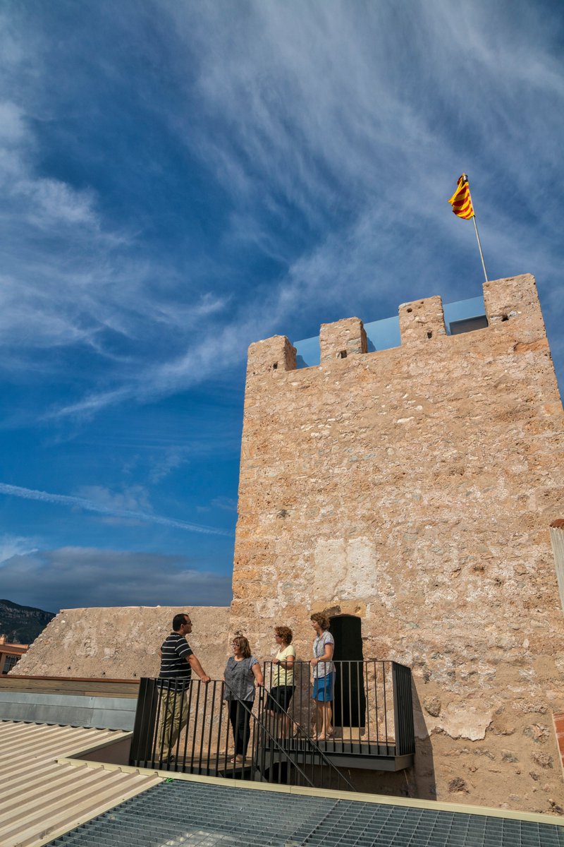 Sí,l'hospital gòtic de #LHospitaletDeLInfant és imponent per fora,però l'heu vist per dins?I les vistes des de la Torre Nord?

Fotos: @lopezmonne
#CulturaALAbast
#Patrimoni
#PatrimoniCultural
#història
#airelliure
#sensacions
#TerresDeMestral
#marimuntanya
#DelEbrealaMediterrània