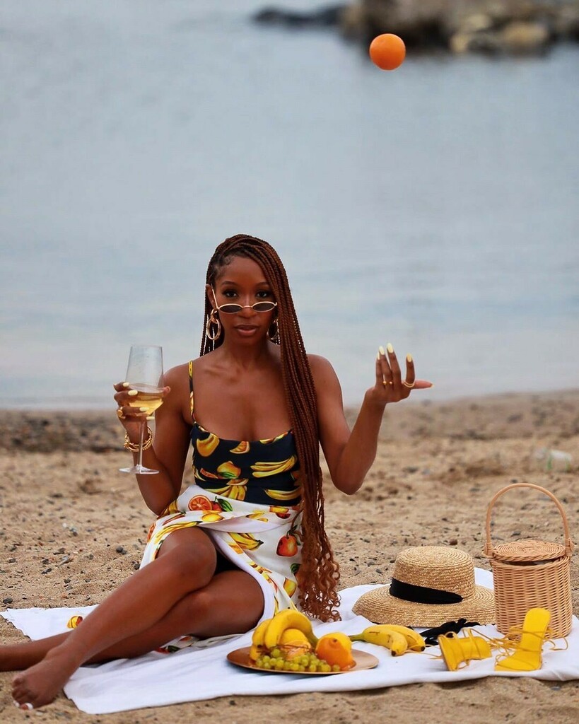 BFT_LDN's tweet photo. Picnics on the beach or picnics in the park? Which is your preference? Why have fruit when you can have wine? Well grape is a fruit so it still counts right 😜  A whole mood provided by @
the_real_chi 💚
.
.
.
.
.
. https://t.co/95NDtx9onq https://t.co/VmQoukPeST