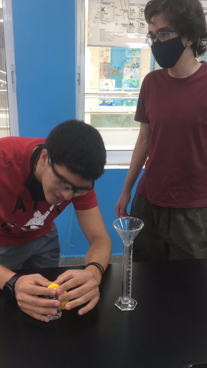 MrSwartScience's tweet photo. Today in #chem we’re practicing our practices again, #askingquestions, #constructingexplanations and #argumentation. Did this by looking at limiting factors of baking soda and vinegar. The boys were sadly disappointed when they added 10 g of baking soda and it didn’t ‘explode’ 😂 https://t.co/bJIfi3eigm