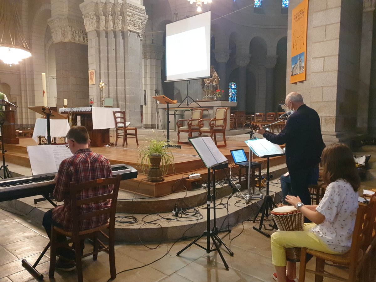 FougeresJA's tweet photo. Vendredi 4 septembre a eu lieu la traditionnelle célébration de rentrée à l'église de Bonabry animée par le père Philibert. https://t.co/reWh1fRUlR