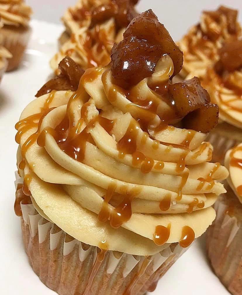 ConfCakeStudio's tweet photo. Almost time for apple season! These are THE MOST #DELICIOUS #cupcakes. 
🍎 #apple #spice cupcake
🍎 filled core w| that ooey gooey homemade apple pie filling, #homemade salted caramel #buttercream, more apple pie filling, &amp; #caramel drizz #confectionscakestudio #NY #StatenIsland https://t.co/qv4RtjH4zl