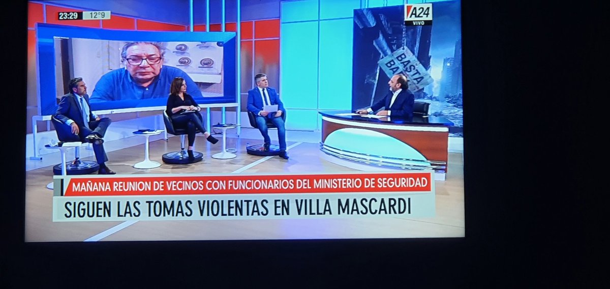 marcelakarina7's tweet photo. @A24COM Un maestro en el periodismo!!!! 👏👏👏👏👏👏 https://t.co/8uNXmZCYbr