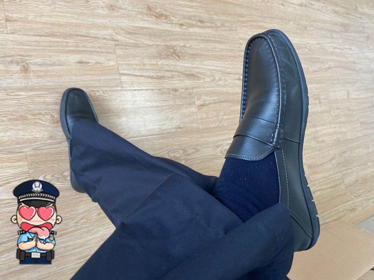PoliceBear3's tweet photo. 新皮鞋，挺舒服，只是脚最近足底筋膜炎…… https://t.co/1IUKnpNJJf