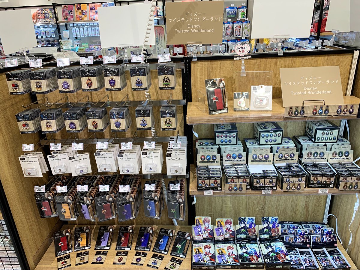 公式 成田アニメデッキ 成田アニメデッキ 商品情報 ディズニー ツイステッドワンダーランド コーナーを拡大いたしました アクリルステッカー トレーディングブローチ Icカードケースなどを展開中です ご来店時に欠品している可能性もござい