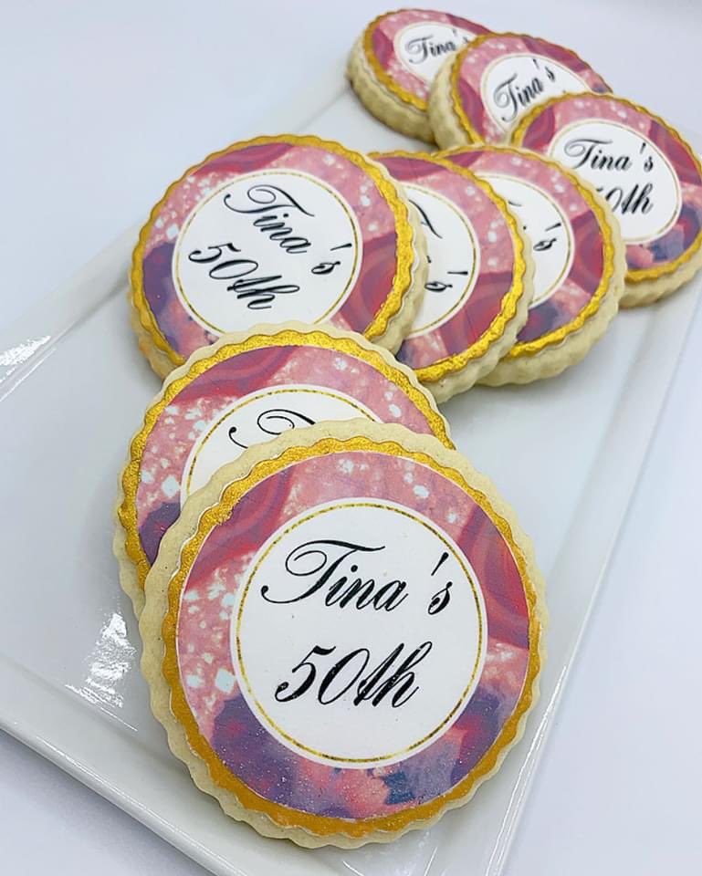 ConfCakeStudio's tweet photo. Tina’s 50th! 🎉🎈
#50thbirthday #surprise #surprisebirthday #steelmagnolias #cookieartist #cookies #confectionscakestudio #cookiedecorating #cookiecutters #cupcakeplatter #cupcakecakes #cupcakelife #cupcakewars #cakewars  #desserttable #NY #StatenIsland #moviequotes https://t.co/RgBxgGAcbu