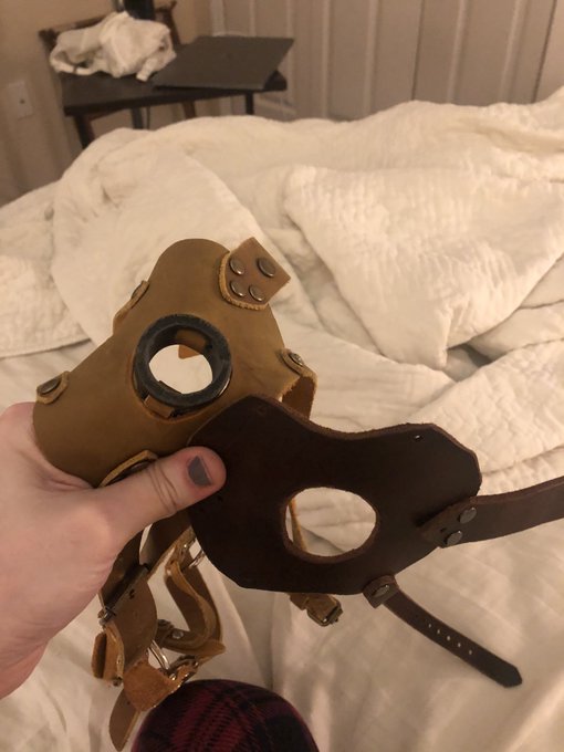 Homemade facehugger gag v2. This time in 10 ounce leather instead of 5 ounce. https://t.co/83aAXIImJ<a href="/tag/baddragon"class="tags"><span>#baddragon</span></a>