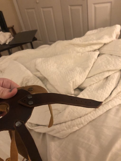 Homemade facehugger gag v2. This time in 10 ounce leather instead of 5 ounce. https://t.co/83aAXIImJ<a href="/tag/baddragon"class="tags"><span>#baddragon</span></a>