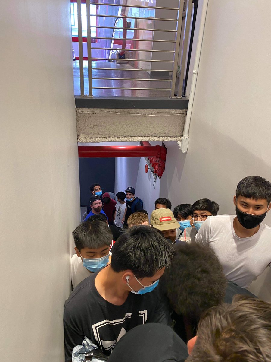 zilinski212's tweet photo. Haha donโt mind me ๐๐
me and the #cookchat just waiting for these mids ๐๐ช๐ป Yea thereโs a list bro please respect the line ๐ด๐๐ผ no theyโre not selling yet but they will this week ๐๐ปโผ๏ธ๐ฏ https://t.co/qxZ5YX5Lze