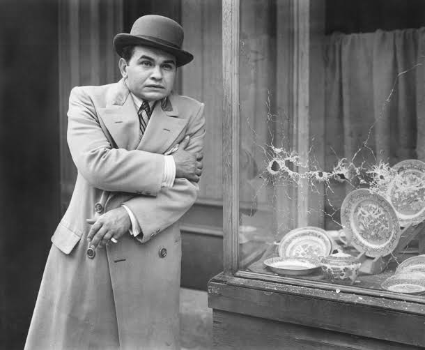 ArashNemati2's tweet photo. 🌀#Movie #Classic #Actor #Cinema #Legends🌀
🌟Edward G. Robinson🌟IN
🎬Little Caesar (1931)🎥
🌟#Director: #MervynLeRoy🌟
👉#Cinematography by #TonyGaudio👈 https://t.co/7lfUV0w5KB