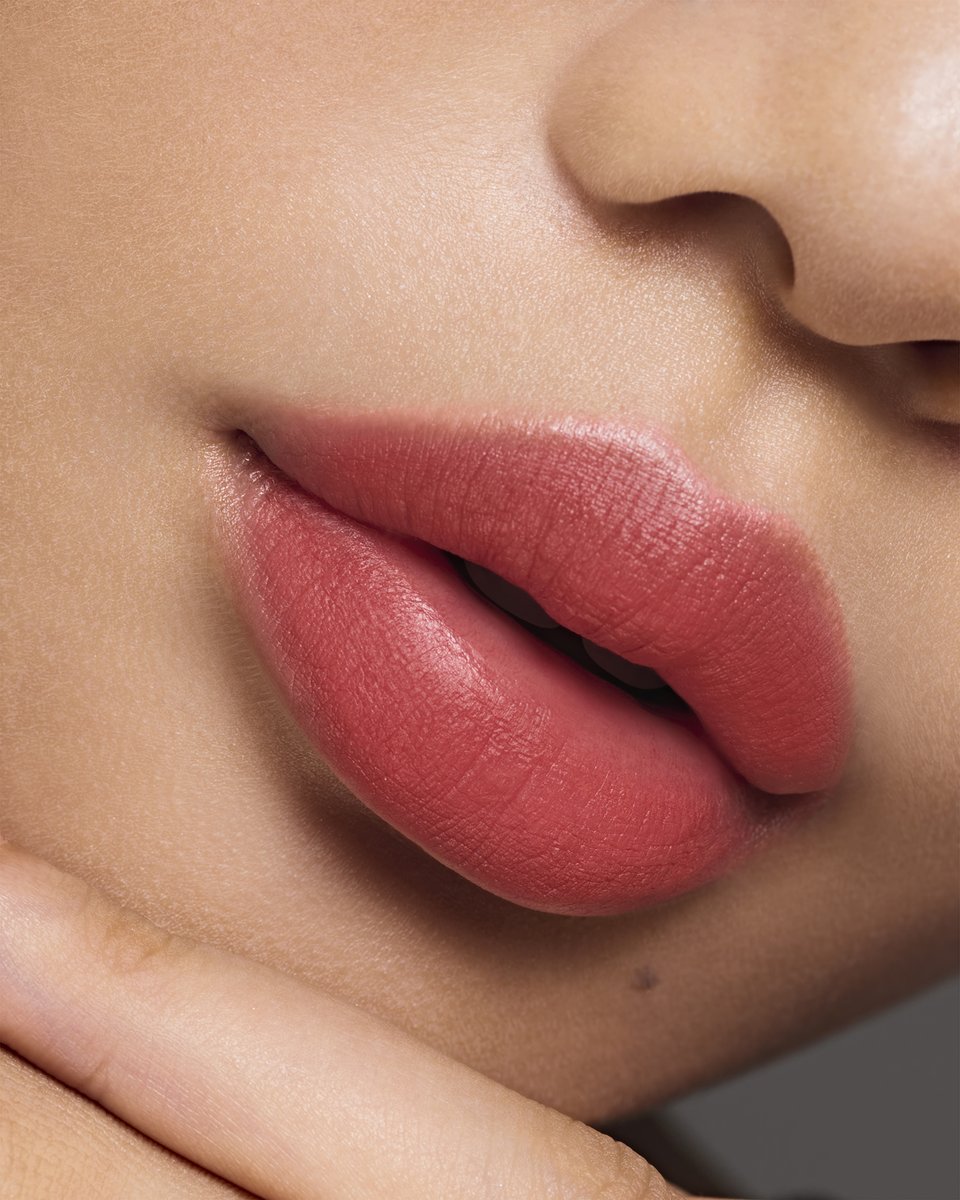 シュウ ウエムラ 重ね付けで自分だけの特別なカラーにカスタマイズ 秋もマスクでのメイクよれが気になる だからこそロングラスティングなナチュラルルックを意識 マットなベージュとコーラルを重ねづけ 唇の色をいかすオシャレリップに変身 Am Bg シュウ ウエムラ 重ね付けで自分だけの特別なカラーにカスタマイズ 秋もマスクでのメイクよれが気になる だからこそロングラスティングなナチュラルルックを意識 マットなベージュとコーラルを重ねづけ 唇の色をいかすオシャレリップに変身 Am Bg