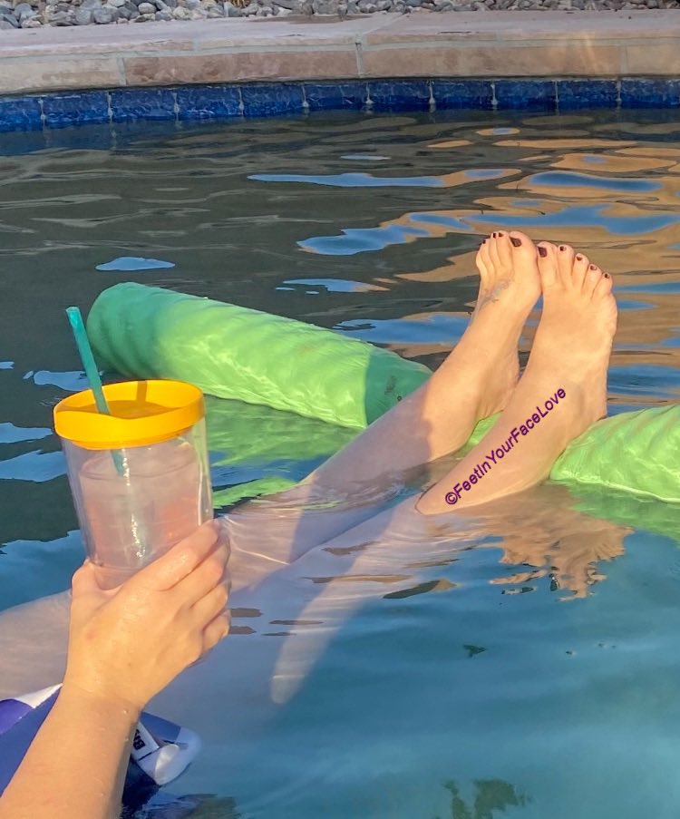 FeetInYourFace2's tweet photo. Hanging out in the pool in this 107° Arizona evening. Wish I had a foot loving man to be my pool float. Sub to my FREE OnlyFans now. 25th subscriber gets 5 custom foot pics to their inbox. #FreeFeet #FootFetish #Suckable #FaceSitting #FaceSmash #Trample #footJob #SexyToes https://t.co/NizvmLlS1Z