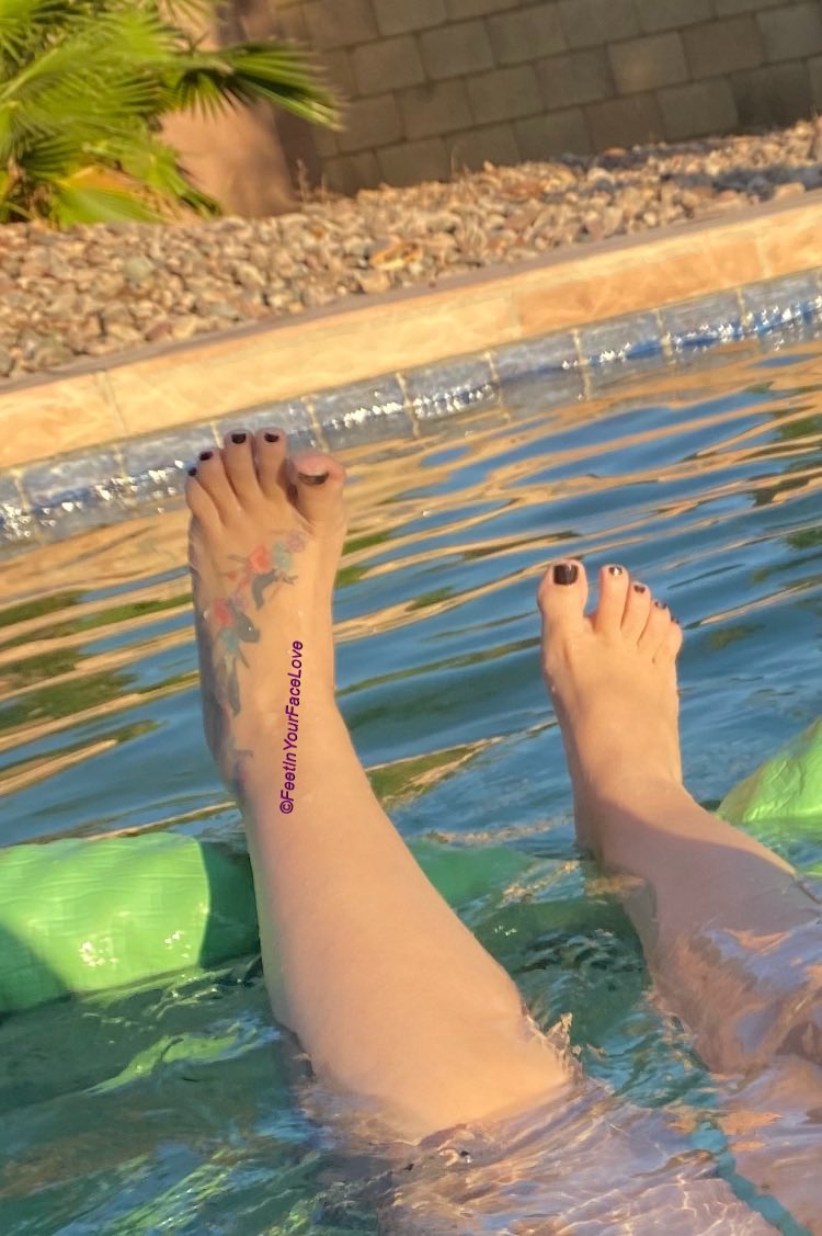 FeetInYourFace2's tweet photo. Hanging out in the pool in this 107° Arizona evening. Wish I had a foot loving man to be my pool float. Sub to my FREE OnlyFans now. 25th subscriber gets 5 custom foot pics to their inbox. #FreeFeet #FootFetish #Suckable #FaceSitting #FaceSmash #Trample #footJob #SexyToes https://t.co/NizvmLlS1Z