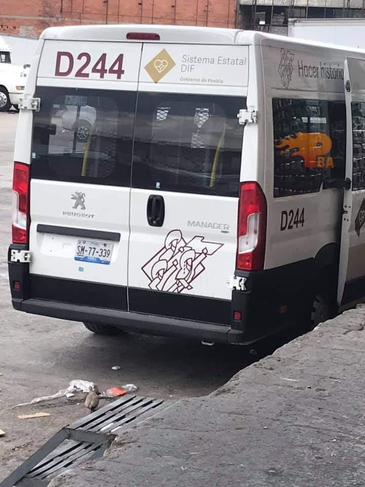 JoseJuanEsp's tweet photo. Espero que el @DIFGobPue de una explicación del ¿por qué los vehículos utilitarios del sistema se encuentran descargando cerveza ? cc @MBarbosaMX https://t.co/AnVta6vvcl
