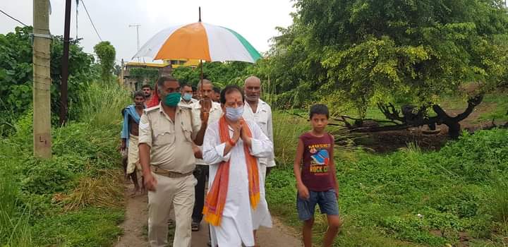ErTony9's tweet photo. बारिश की बूंदें मंत्री जी के कपड़े को गीला ना कर दे । #अंगरक्षक जी ध्यान रहें #बिहार_श्रम_संसाधन_मंत्री @manojkjhadu @PMOIndia @LabourMinistry @LRD_Bihar @BJP4Bihar @yadavtejashwi @RJDforIndia @AmitShah @ravishndtv @IndiaToday @News18Bihar @ndtvindia @RabriDeviRJD @NitishKumar https://t.co/88PVadqtO3