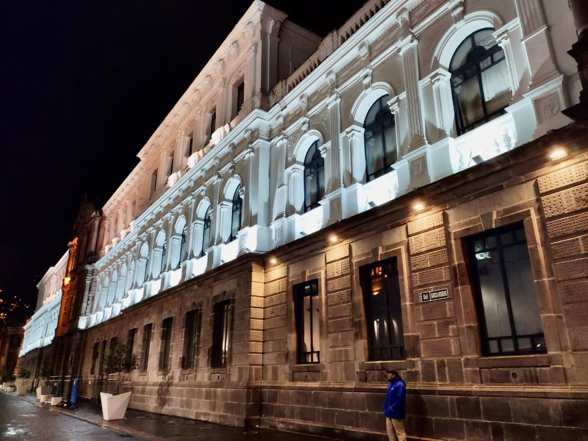 LoroHomero's tweet photo. Iluminamos nuestros monumentales edificios de el Centro Cultural Metropolitano y el Pérez Pallares. Quito, patrimonio cultural de la humanidad. https://t.co/fC65T7x4jE