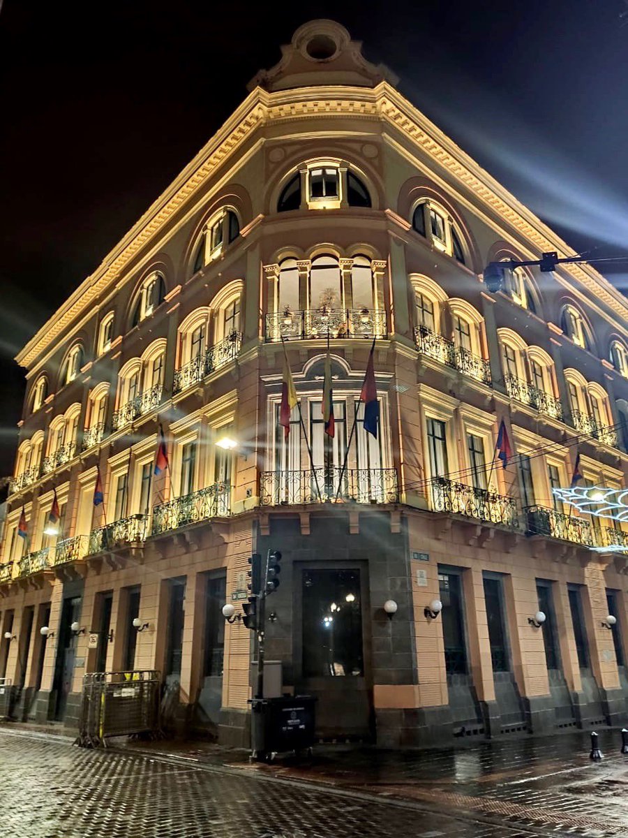 LoroHomero's tweet photo. Iluminamos nuestros monumentales edificios de el Centro Cultural Metropolitano y el Pérez Pallares. Quito, patrimonio cultural de la humanidad. https://t.co/fC65T7x4jE